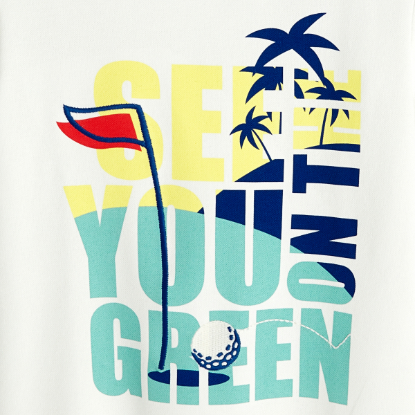 تيشيرت بأكمام قصيرة مزيّن برسمة باللون الأبيض للأولاد